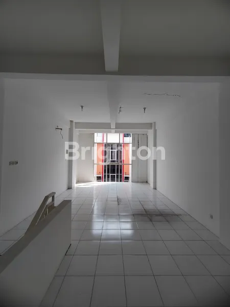 image RUKO 3 LANTAI DI RAYA WIYUNG SEBELAH PERUMAHAN ROYAL RESIDENCE, AKSES DEKAT KE PAKUWON MALL & HR. MUHAMMAD, MURAH ! (5)