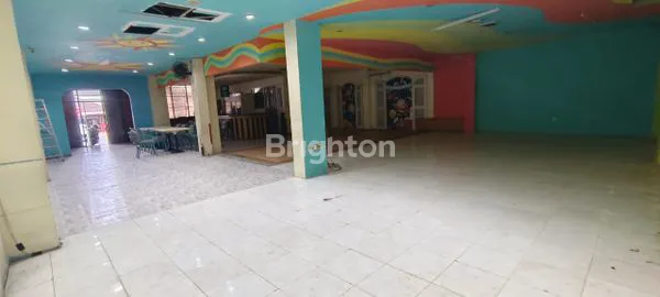 TOKO KOMERSIL DI JALAN UTAMA KAPAL