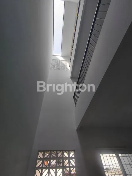 image RUMAH BARU SIAP HUNI 3 LANTAI PADEMANGAN (7)