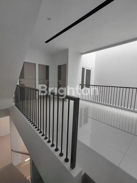 image RUMAH BARU SIAP HUNI 3 LANTAI PADEMANGAN (3)