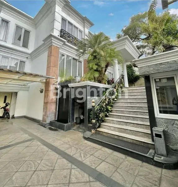 RUMAH MEWAH DILENGKAPI KOLAM RENANG, SIMPRUG GARDEN, BELAKANG APARTEMEN PAKUBUWONO SPRING, JAKARTA SELATAN