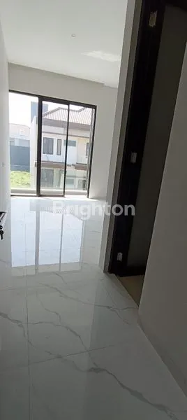 image RUMAH MEWAH GALAXY BUMI PERMAI 5+1 KT, ROW 3 MOBIL, DEKAT MERR (6)