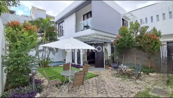 RUMAH MEWAH FULL FURNISHED + KOLAM RENANG DI JANTUNG MAMPANG