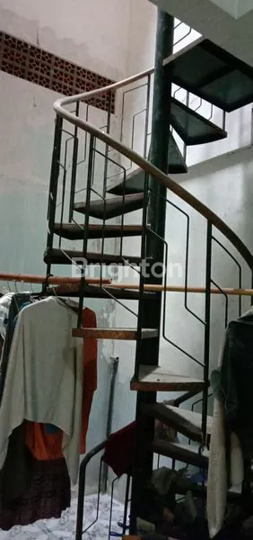 image RUMAH SUDAH RENOVASI DENGAN TINGGI PLAFON 4M. RUMAH 1,5 LANTAI. TENGAH KOTA (5)