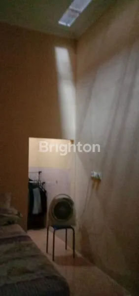 image RUMAH SUDAH RENOVASI DENGAN TINGGI PLAFON 4M. RUMAH 1,5 LANTAI. TENGAH KOTA (3)