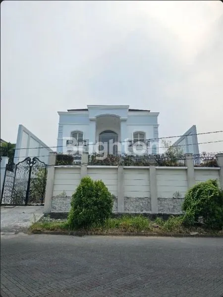 image RUMAH MEWAH 2LANTAI DENGAN BASEMENT MUAT 10 MOBIL MODEL CLASSIC SEMI MINIMALIS BOULEVARD JALAN KEMBAR DEKAT MERR SUKOLILO GALAXY MALL KERTAJAYA INDAH MANYAR KERTOARJO DHARMAHUSADA (1)