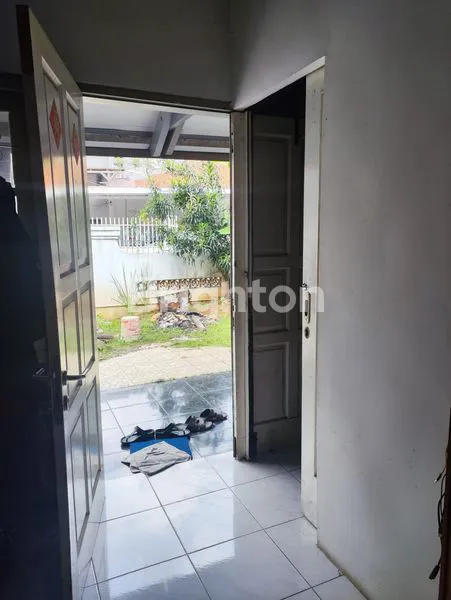 image RUMAH LAMA MASIH LAYAK HUNI LOKASI JELAMBAR KAVLING POLRI JAKARTA BARAT (3)