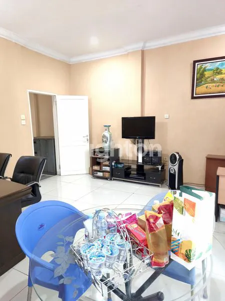 image PRIME LOCATION, RUKO JLN AMIR HAMZAH (DEPAN MIE AHAI), HARGA JAUH DIBAWAH MARKET , LEBAR RUKO 5 METER, SEMI FURNISHED KANTOR DAN ADA PARKIRAN MOBIL. (7)