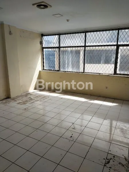 image RUKO 4 LANTAI BANGUNAN TUA STRATEGIS ROXY (2)