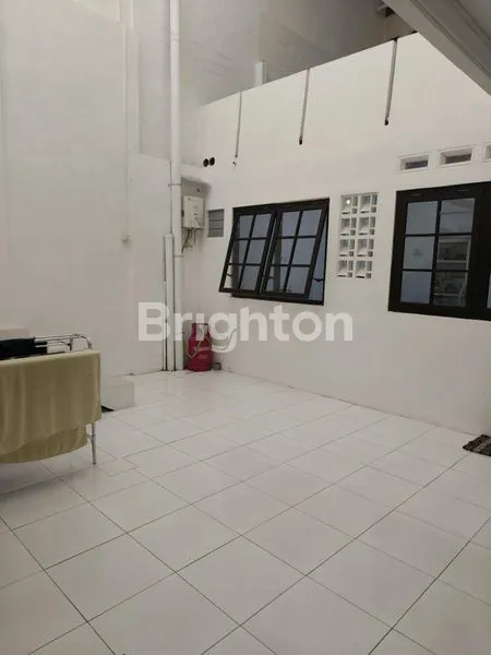 image RUMAH 2 1/4 LANTAI, BISA DENGAN PERABOT MAUPUN TANPA PERABOT, LOKASI STRATEGIS, COCOK UNTUK BERBAGAI JENIS USAHA, KANTOR ATAU TEMPAT TINGGAL, RAJEKWESI, GADING KASRI, KLOJEN, KOTA MALANG, JAWA TIMUR (2)