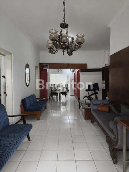 image RUMAH 2 1/4 LANTAI, BISA DENGAN PERABOT MAUPUN TANPA PERABOT, LOKASI STRATEGIS, COCOK UNTUK BERBAGAI JENIS USAHA, KANTOR ATAU TEMPAT TINGGAL, RAJEKWESI, GADING KASRI, KLOJEN, KOTA MALANG, JAWA TIMUR (1)