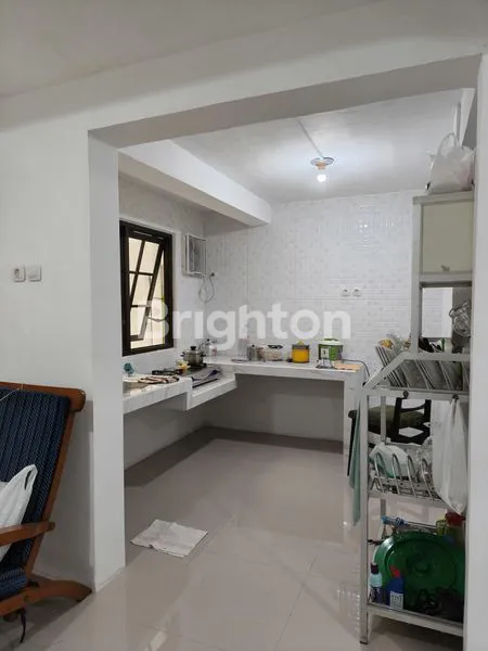 image RUMAH 2 1/4 LANTAI, BISA DENGAN PERABOT MAUPUN TANPA PERABOT, LOKASI STRATEGIS, COCOK UNTUK BERBAGAI JENIS USAHA, KANTOR ATAU TEMPAT TINGGAL, RAJEKWESI, GADING KASRI, KLOJEN, KOTA MALANG, JAWA TIMUR (5)