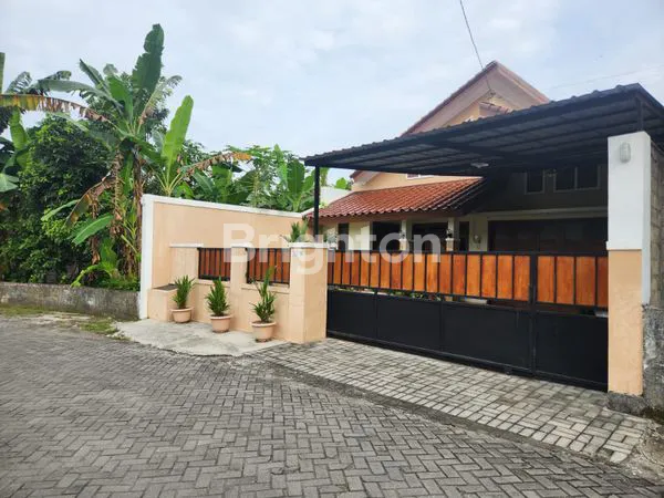 RUMAH CANTIK BONUS KOST2 AKTIF LOKASI DEKAT STRATEGIS DEKAT KANTOR PEMDA SLEMAN
