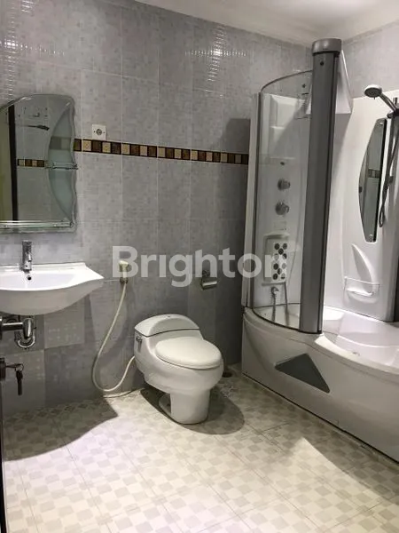 image TURUN HARGA RUMAH BESAR BANGUNAN BAGUS LOKASI TENGAH KOTA BERSIH DAN TERAWAT (6)