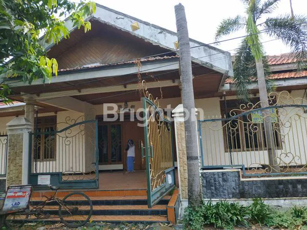 RUMAH EXLUSIVE, BESAR, LENGKAP-SURABAYA