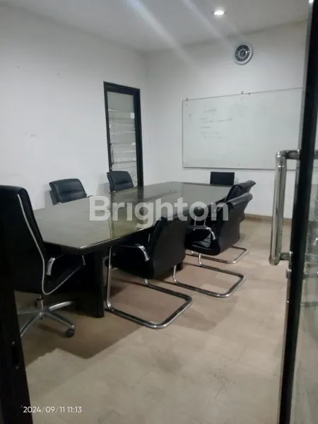 image BEKAS KANTOR 2 LANTAI DI PUSAT KOTA CIREBON – LOKASI STRATEGIS UNTUK USAHA (4)