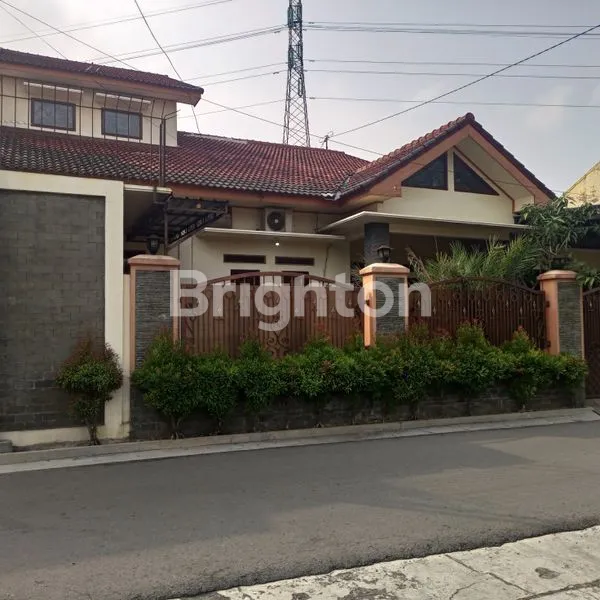 RUMAH 2 LANTAI SIAP HUNI LOKASI STRATEGIS DEKAT RS JIH