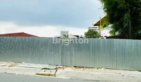 TANAH DAN BANGUNAN LOKASI SANGAT STRATEGIS MEDAN BINJAI DANAI SUMATRA UTARA LEBAR 12,2METER LT 532 SHM