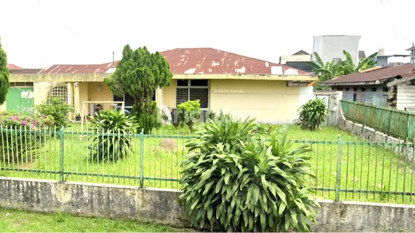 TANAH DAN BANGUNAN LOKASI SANGAT STRATEGIS MEDAN BINJAI DANAI SUMATRA UTARA LEBAR 23METER LT 1003 SHM