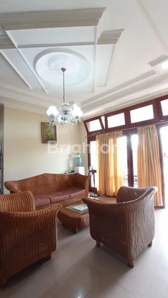 image SOLO MANAHAN: RUMAH BESAR DI KAWASAN PRESTISIUS DI JANTUNG KOTA SOLO, BESERTA ISI NYA, SIAP PAKAI, LUAS 640M2. SHM (3)