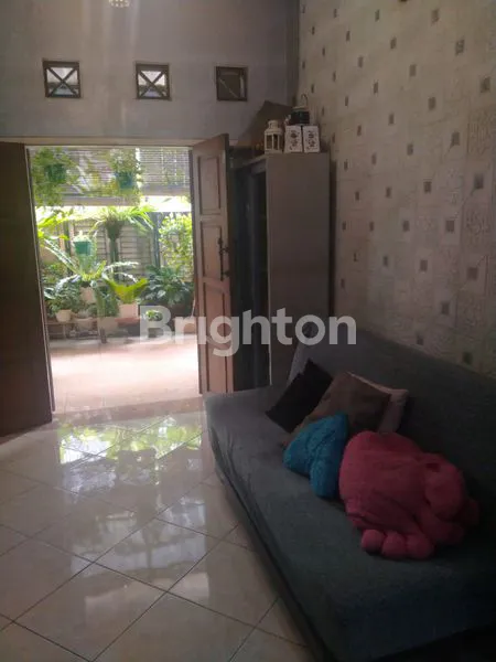 image RUMAH 2 LANTAI DI PERUMAHAN ALINDA DEKAT MALL SUMMARECON DAN STASIUN KERETA API BEKASI (2)