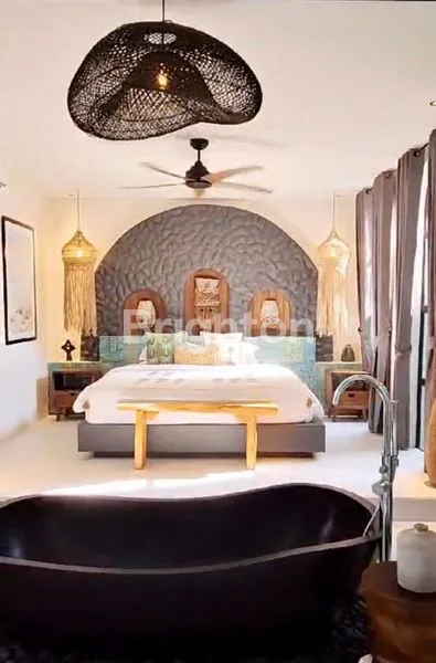 image VILLA MEWAH 2 LANTAI DENGAN ROOFTOP DI SEMINYAK (3)