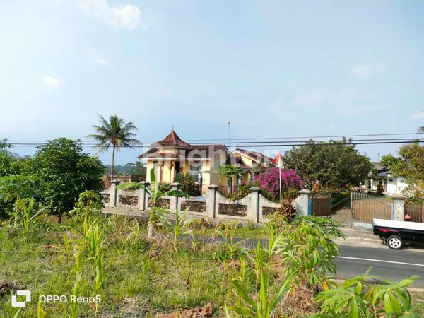 RUMAH BESAR DIJUAL DIKAWASAN PEGUNUNGAN DAN PERSAWAHAN DI BANDONGAN, MAGELANG, JAWA TENGAH