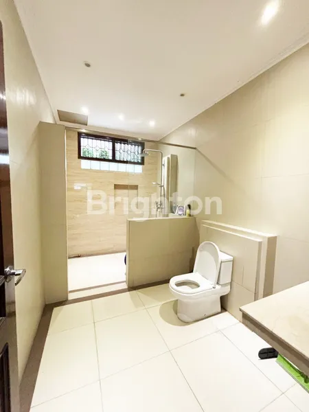 image RUMAH MODERN MINIMALIS ADA TAMAN BELAKANG  + KOLAM IKAN DI DHARMAHUSADA INDAH (5)