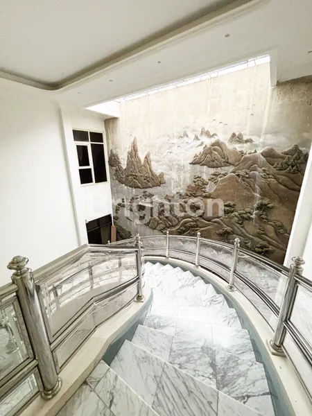 image RUMAH MODERN MINIMALIS ADA TAMAN BELAKANG  + KOLAM IKAN DI DHARMAHUSADA INDAH (7)