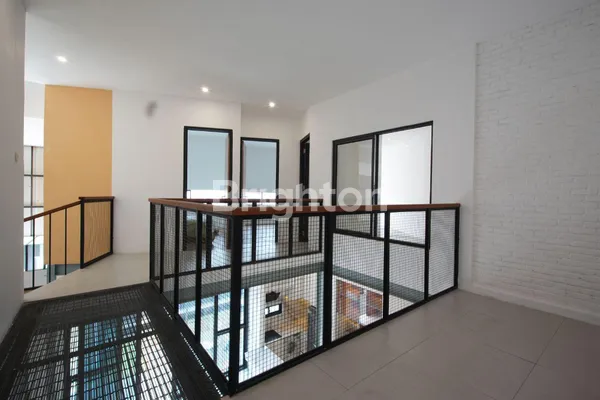 image RUMAH MODERN TOTAL RENOVASI DENGAN SENTUHAN SCANDINAVIAN DI CIRENDEU (5)