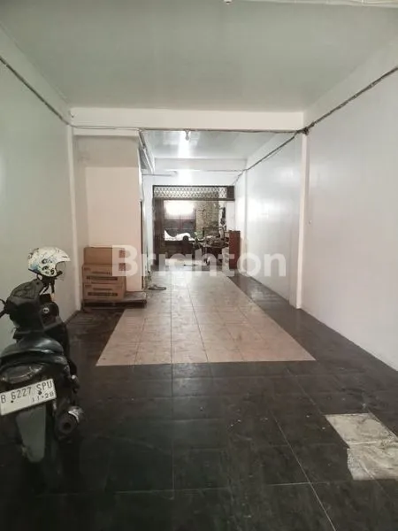 image RUKO ISTIMEWA 3 LANTAI PLUS LAHAN DAN RUANGAN PLUS TAMAN BELAKANG (3)