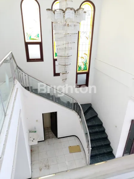 image RUMAH MEWAH 2 LANTAI DI SUTOREJO UTARA, ROW 3 MOBIL, SIAP HUNI & STRATEGIS  (2)