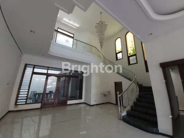 image RUMAH MEWAH 2 LANTAI DI SUTOREJO UTARA, ROW 3 MOBIL, SIAP HUNI & STRATEGIS  (3)