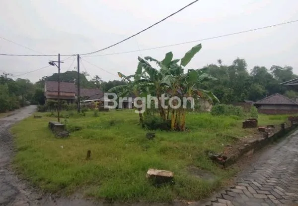 RUMAH TINGGAL DENGAN HALAMAN LUAS DI JATIKALEN NGANJUK
