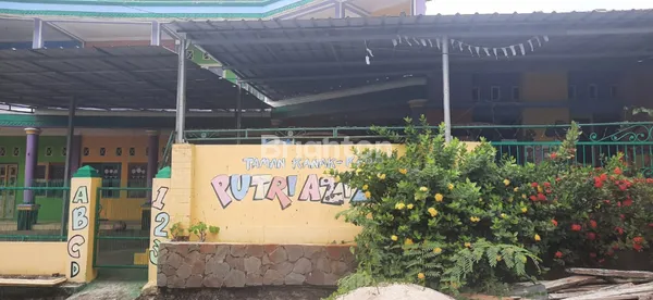 GEDUNG KOMERSIAL DI JANTUNG PERUMAHAN DAN PUSAT LOKASI PERBELANJAAN DAN FASILITAS UMUM