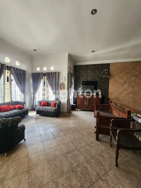 image RUMAH MEWAH 2 LANTAI 6KT DI KOMPLEK TASBIH 1 MEDAN SUNGGAL (3)
