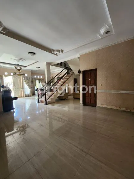 image RUMAH MEWAH 2 LANTAI 6KT DI KOMPLEK TASBIH 1 MEDAN SUNGGAL (4)