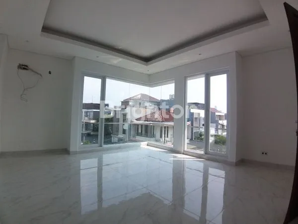 image BRAND NEW HOUSE POSISI HOEK, 4 LANTAI, ADA LIFT, SWIMMING POOL, BEBAS BANJIR DAERAH SUNTER, JAKARTA UTARA (4)