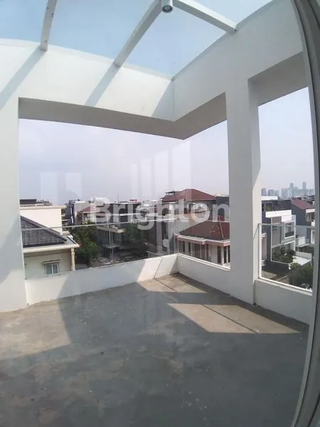 image BRAND NEW HOUSE POSISI HOEK, 4 LANTAI, ADA LIFT, SWIMMING POOL, BEBAS BANJIR DAERAH SUNTER, JAKARTA UTARA (8)