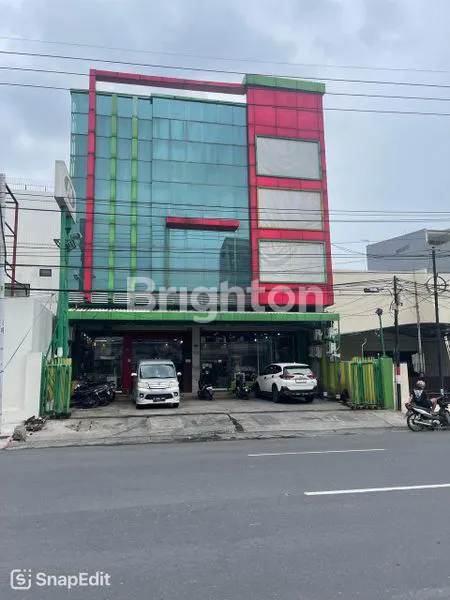 RUKO 3 LANTAI STRATEGIS DI JALAN RAYA KAPAS KRAMPUNG, LAHAN PARKIR LUAS HADAP SELATAN, ROW JALAN SUPER LEBAR