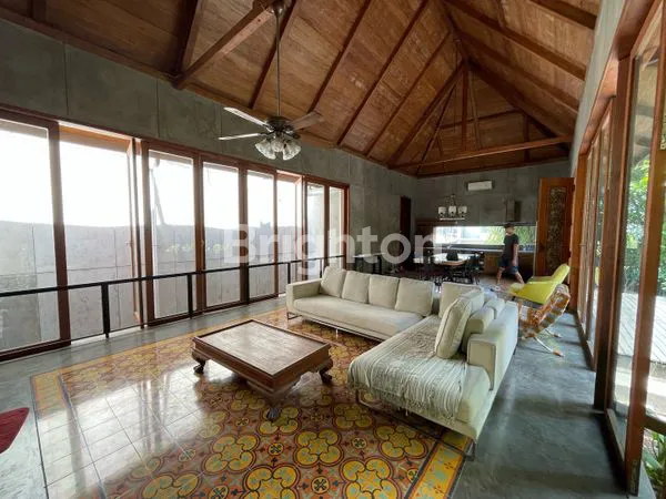 image *_JUAL RUMAH SELANGKAH KE MAYJEN SUNGKONO_* `VILLA GRAND SUNGKONO` \\UD83C\\UDF34 *SURABAYA RASA BALI\\U203C\\UFE0F* *_KONSEP VILLA TROPICAL - INDUSTRIAL_* (6)