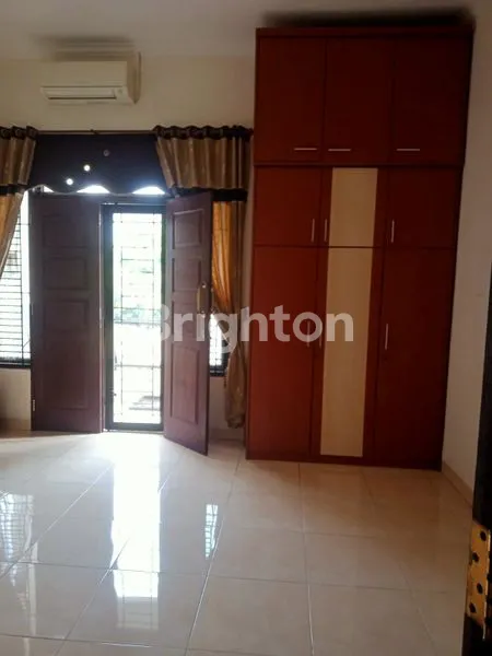 image RUMAH MEWAH 2 LANTAI DI FLAMBOYAN RAYA KOMPLEK DEBANG TAMANSARI, MEDAN SELAYANG (7)
