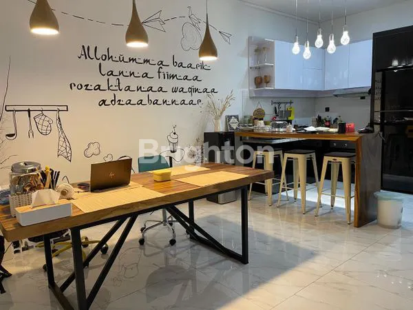 image RUMAH 2,5 LANTAI, SHM, 7 KAMAR TIDUR, FULLY FURNISHED, DI 2ND BOULEVARD KOTAWISATA CIBUBUR, DENGAN PRIVATE POOL, GYM DEKAT DENGAN PINTU TOLL KOTAWISATA, SPORT CENTER, RS EKA, MALL LIVING WORLD (4)