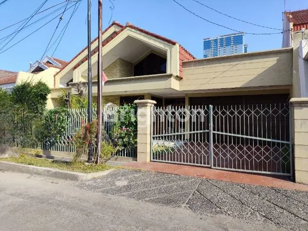 image RUMAH TERAWAT LEBAR 15 DI HUNIAN KAWASAN ELIT DHARMAHUSADA INDAH TIMUR SURABAYA (1)