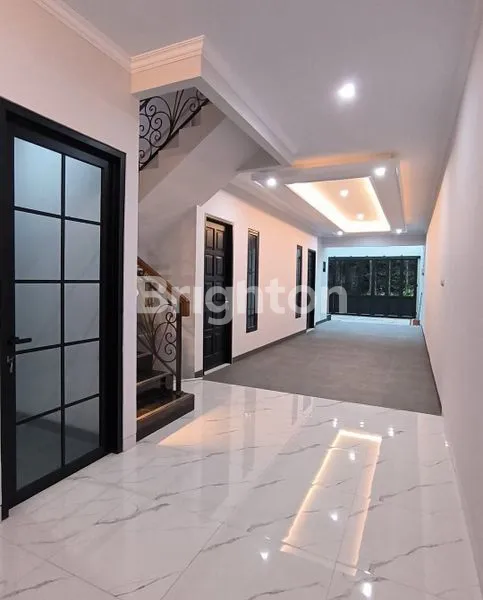 image RUMAH BARU / BANGUNAN BARU (2024) :  AMERICAN CLASSIC AT PEJATEN BARAT - PASAR MINGGU JAKARTA SELATAN  LOKASI STRATEGIS   -5 MENIT KE TOL TB SIMATUPANG -LOKASI AMAN DAN BEBAS BANJIR -AKSES JALAN 2 MOBIL -UNIT READY TERBATAS HANYA 2 RUMAH   1.KAV. A • RUMA (3)