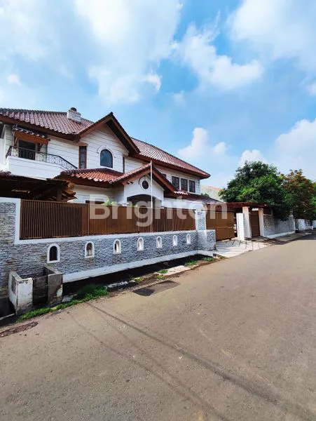 image RUMAH MEWAH FULL FURNISHED DENGAN KOLAM RENANG – RAWAMANGUN (1)