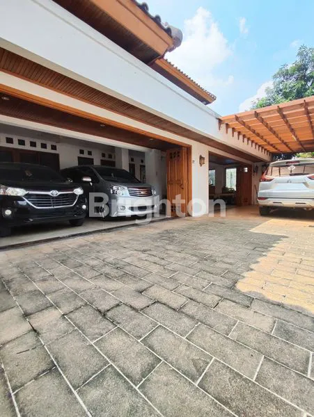 image RUMAH MEWAH FULL FURNISHED DENGAN KOLAM RENANG – RAWAMANGUN (2)