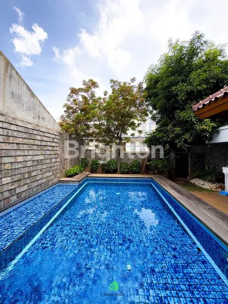 image RUMAH MEWAH FULL FURNISHED DENGAN KOLAM RENANG – RAWAMANGUN (3)