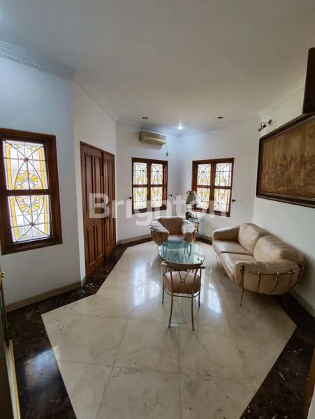 image RUMAH MEWAH FULL FURNISHED DENGAN KOLAM RENANG – RAWAMANGUN (6)