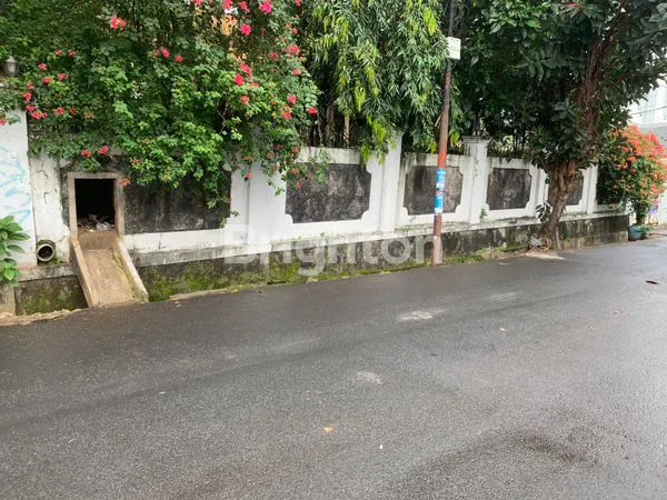 image RUMAH BESAR LOKASI STRATEGIS (2)